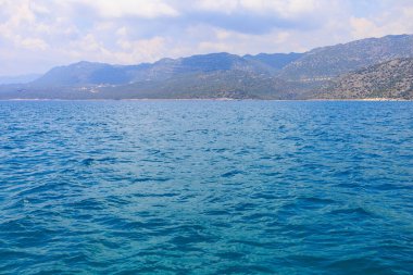 Denizden kayalık kıyı manzarası. Seçici odaklı arkaplan ve metin için alanı kopyala. Türkiye 'de Akdeniz. Popüler turistik yerler