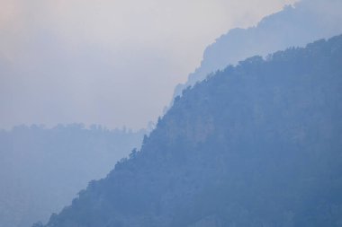Dağlardaki yoğun sisin soyut arkaplanı veya arkaplanı.