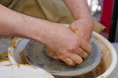 Potter çömlekçi çarkı üzerinde çalışıyor. Eller yakın çekim. Metin için kopyalama alanı olan arkaplan