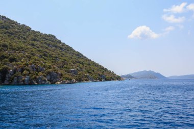 Kekova adasının Rocky doğası, Lycia 'nın merkezlerinden biri olan Antalya' daki Demre ve Kas yakınlarındaki Karavola, Lycian Dolichiste 'nin bir diğer adı.