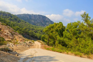 Deniz kıyısına yakın bir dağ yolu. Metin için kopyalama alanı olan arkaplan