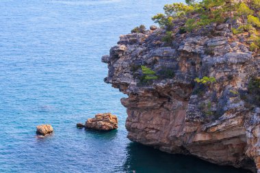 Deniz kıyısının kayalık kıyısı. Seçici odaklı arkaplan ve metin için alanı kopyala