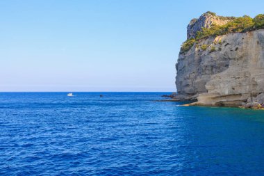 Denizden kayalık kıyı manzarası. Seçici odaklı arkaplan ve metin için alanı kopyala. Türkiye 'de Akdeniz. Popüler turistik yerler