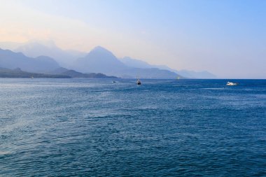 Yattan açık deniz manzarası var. Seçici odak ve kopyalama alanı olan arkaplan