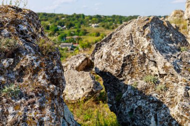 Doğu Avrupa 'nın vahşi kayalık ve dağlık doğası. Metin için kopya alanı olan peyzaj arkaplanı. Seçici odaklanma, uyumlu. Coban ya da Cobani köyü, Moldova 'ya hoş geldiniz..