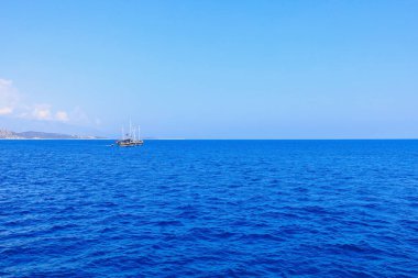 Yattan açık deniz manzarası var. Seçici odak ve kopyalama alanı olan arkaplan