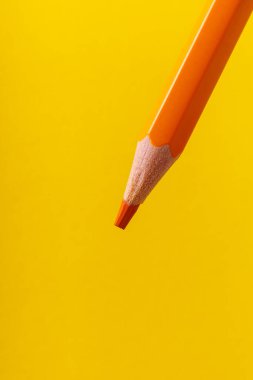 Seçici odaklı renkli kalem yakın plan stili ve bulanık sarı arka plan. Metin için alanı kopyala.