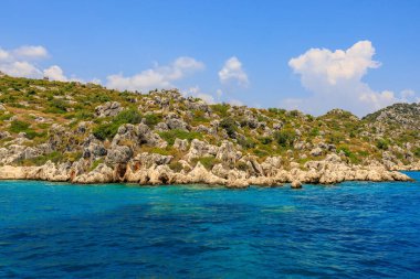 Denizden kayalık kıyı manzarası. Seçici odaklı arkaplan ve metin için alanı kopyala. Türkiye 'de Akdeniz. Popüler turistik yerler