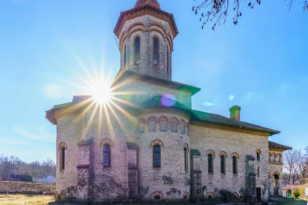 Klasik mimarinin doğal taştan yapılmış eski bir binası. Seçici odaklı arkaplan ve metin için alanı kopyala