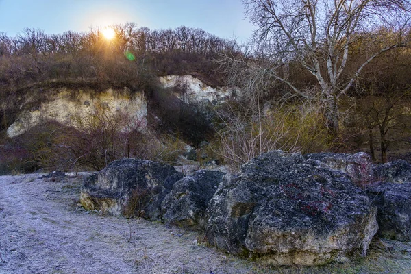 Die Schönheit Der Winterlichen Natur Mit Steinen Und Frost Hintergrund — Stockfoto