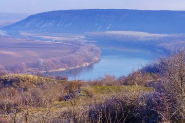 Nehrin rahatlatıcı kış doğasıyla tepelik vadinin güzel manzarası. Metin için kopyalama alanı olan arkaplan