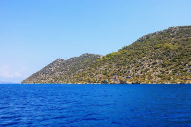 Kekova adasının Rocky doğası, Lycia 'nın merkezlerinden biri olan Antalya' daki Demre ve Kas yakınlarındaki Karavola, Lycian Dolichiste 'nin bir diğer adı.
