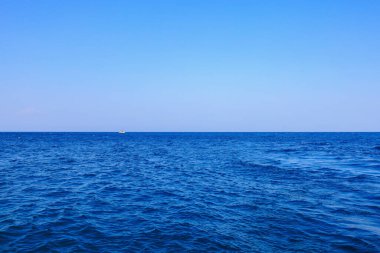 Yattan açık deniz manzarası var. Seçici odak ve kopyalama alanı olan arkaplan