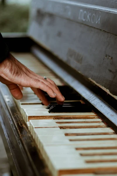 그 남자는 피아노 를 친다. 생활 방식. 길거리에 있는 뮤지컬 악기. 손 과 피아노 키를 닫고. 창조적 인 삶. — 스톡 사진