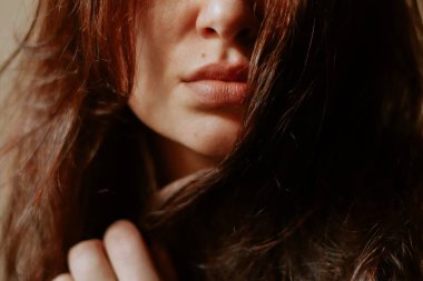 Güzel bir kadının portresi. Kadın yüzü, şehvetli dudaklar, doğal güzellik. Kızıl kahverengi saçlı.