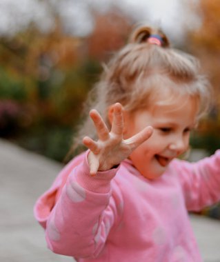 4 yaşında gülümseyen güzel bir kızın portresi. Yakın plan. Yaşam tarzı. Dışarıda çocukluk anları. Sarı saç..