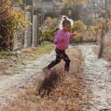 Bebek 4 yaşında koşuyor ve açık havada zıplıyor. Çocukluk anları.