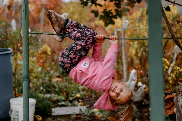 Éves Kisbaba Szabadban Játszótéren Gyermek Felhúzza Magát Vízszintes Rúdra — Stock Fotó