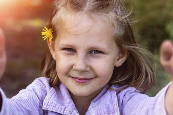 Uma Menina Sorridente Parque Espaço Para Cópia Criança Feliz Olhar — Fotografia de Stock