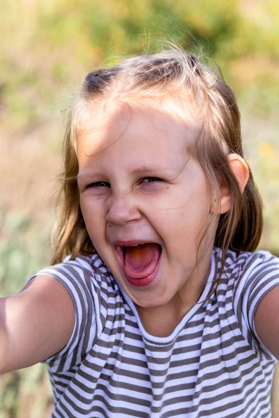 Lachend Klein Meisje Het Park Begrepen Ruimte Gelukkig Kind Dat — Stockfoto