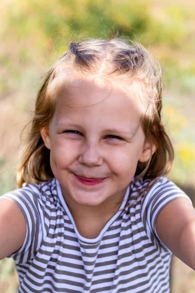 Una Niña Sonriente Parque Copiar Espacio Feliz Niño Mirando Cámara —  Fotos de Stock