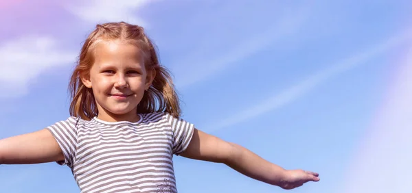Criança Fundo Céu Conceito Leveza Liberdade Feliz Infância Espaço Cópia — Fotografia de Stock