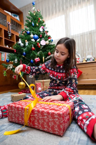 Küçük Beyaz Kız Evde Bir Noel Hediyesi Açıyor — Stok fotoğraf