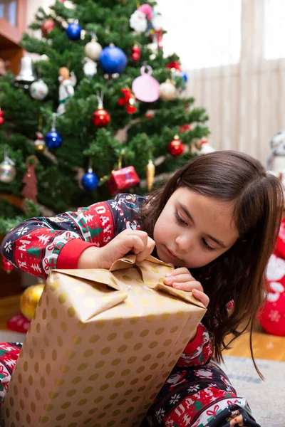 Kafkasyalı Küçük Kız Evde Bir Noel Hediyesi Açıyor Metin Için — Stok fotoğraf