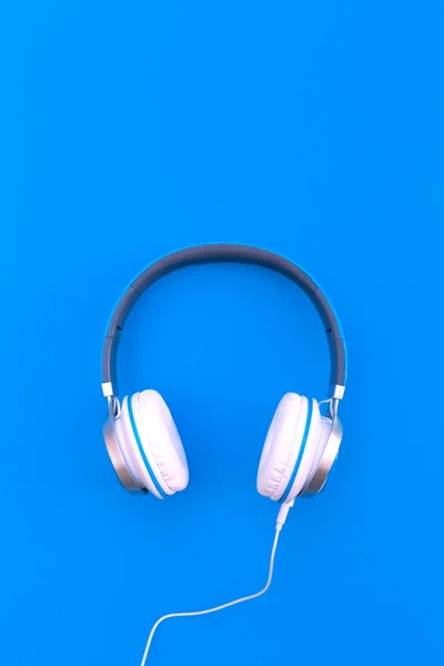 Słuchawki Przewodowe Niebieskim Tle Miejsce Tekst — Zdjęcie stockowe