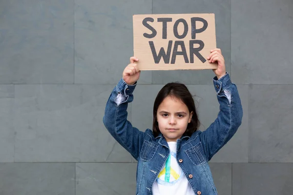 Маленькая Девочка Изолированная Стене Вывеской Ручной Работы Сообщением Остановить Войну — стоковое фото