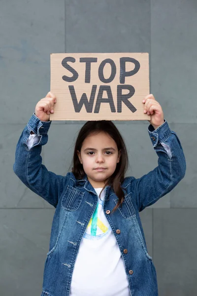 Маленькая Девочка Улице Держит Вывеску Ручной Работы Лозунгом Stop War — стоковое фото
