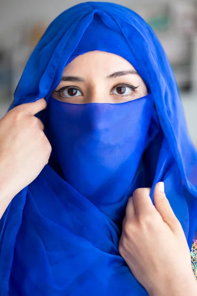 Portrait Young Muslim Woman Covering Part Her Face Characteristic Islamic — Stock Photo, Image