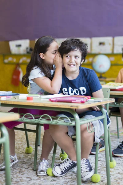 Dos Graciosos Niños Caucásicos Hablando Distraídamente Clase Educación Primaria Regreso — Foto de Stock