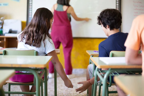 Dos Niños Escuela Primaria Que Cuelgan Una Nota Mientras Maestro — Foto de Stock