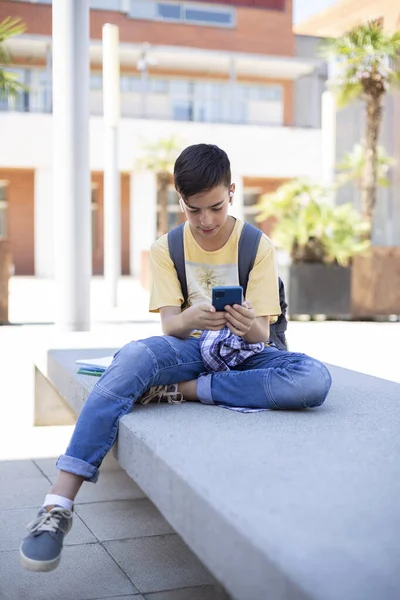 Caucasian High School Student Boy Using Mobile Phone Outdoors Space — Foto de Stock