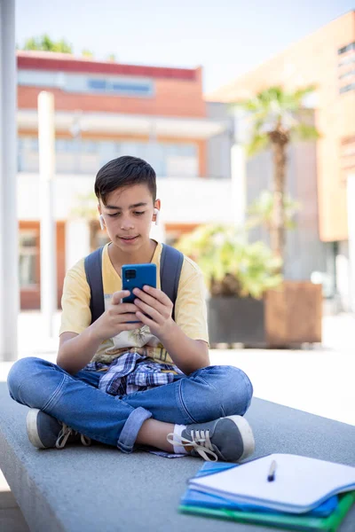 Estudiante Secundaria Usando Teléfono Inteligente Fuera Escuela Espacio Para Texto — Foto de Stock