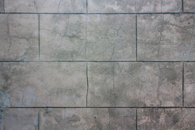 Çatlak ve hasarlı eski gri tuğla bir duvar. Tuğla desenli gri arkaplan.