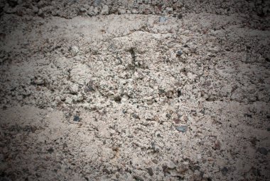 Eski beton duvar hasar ve taşlarla gridir. Gri arkaplan doku ve vignette ile.