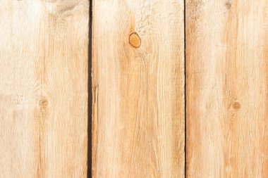 Ağaç dalları ve çatlaklardan oluşan tahta tahtalar dikey olarak dizilmiş. Gri, sarı arkaplan ve ahşap dokular..