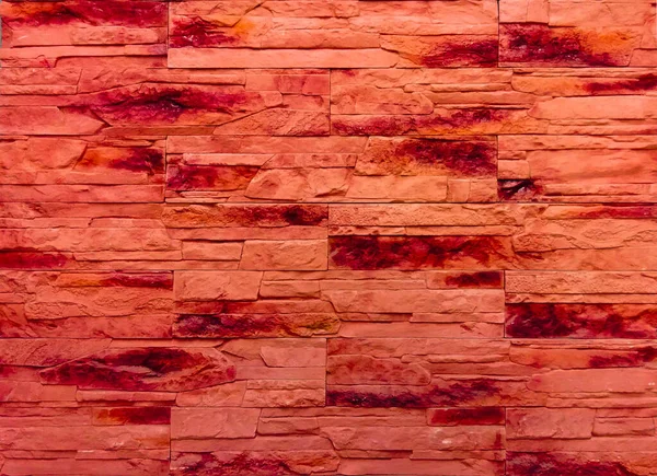 Yatay tuğla desenli kırmızı soyutlama, hasar ve çatlaklar. Kırmızı arkaplan.