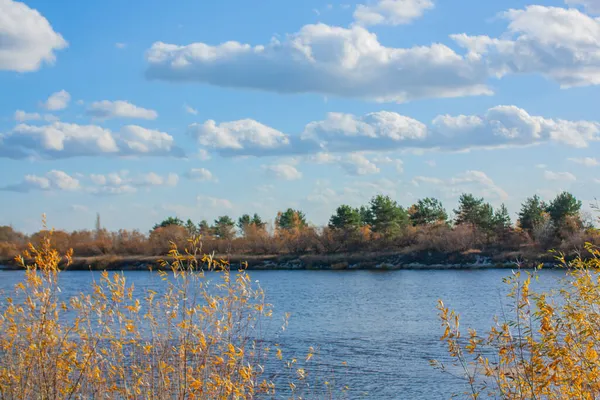 Schöne Wolken Blauen Himmel Herbstliche Landschaft Einem Strahlend Sonnigen Tag — Stockfoto