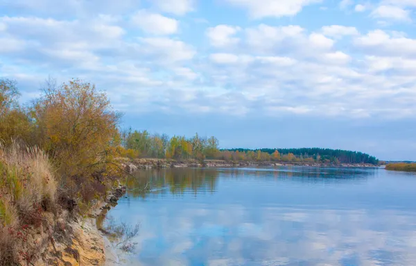 Arbustos Verdes Amarillos Empinada Orilla Del Río Reflejo Árboles Nubes —  Fotos de Stock