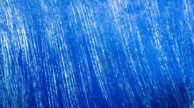 Eski, yıpranmış yüzey, beyaz, dikey çizgilerle mavidir. Eski arkaplan.