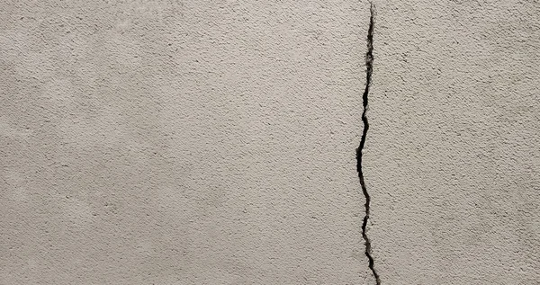 灰色のコンクリートの壁に亀裂 右側の垂直亀裂 — ストック写真