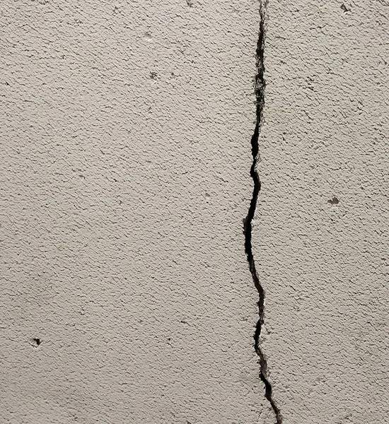 Dommages Dans Mur Béton Gris Gros Plan Sur Fissure Verticale — Photo