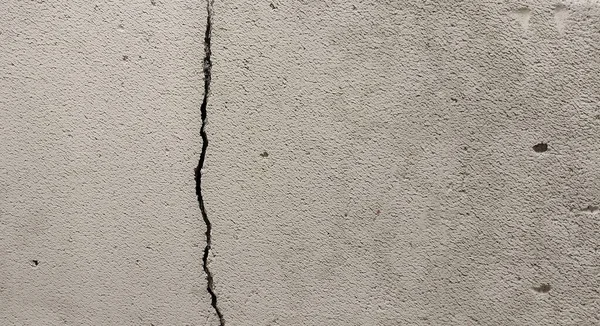 灰色のコンクリート壁の損傷 左側の垂直亀裂 — ストック写真