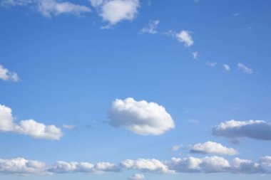 Mavi gökyüzünde kabarık, beyaz bulutlar. İlahi arkaplan.