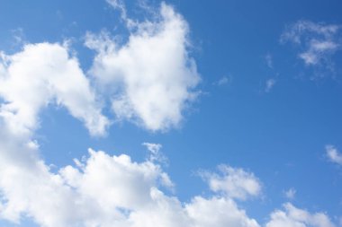 Mavi gökyüzüne karşı kabarık bulutlar. Mavi gökyüzünün güzel manzarası.