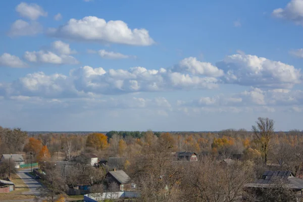 Mała Wioska Pod Przejrzystym Niebieskim Niebem Białymi Chmurami Jesienny Krajobraz — Zdjęcie stockowe
