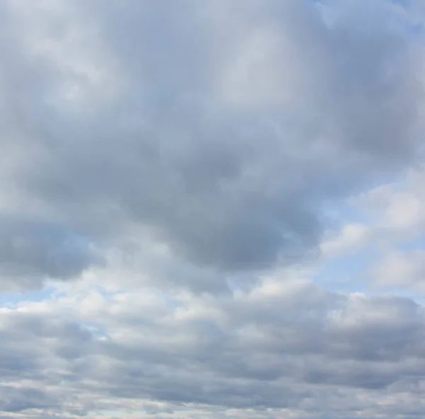 Yüksek beyaz bulutlar bulutlu havada tüm gökyüzünü kaplar..